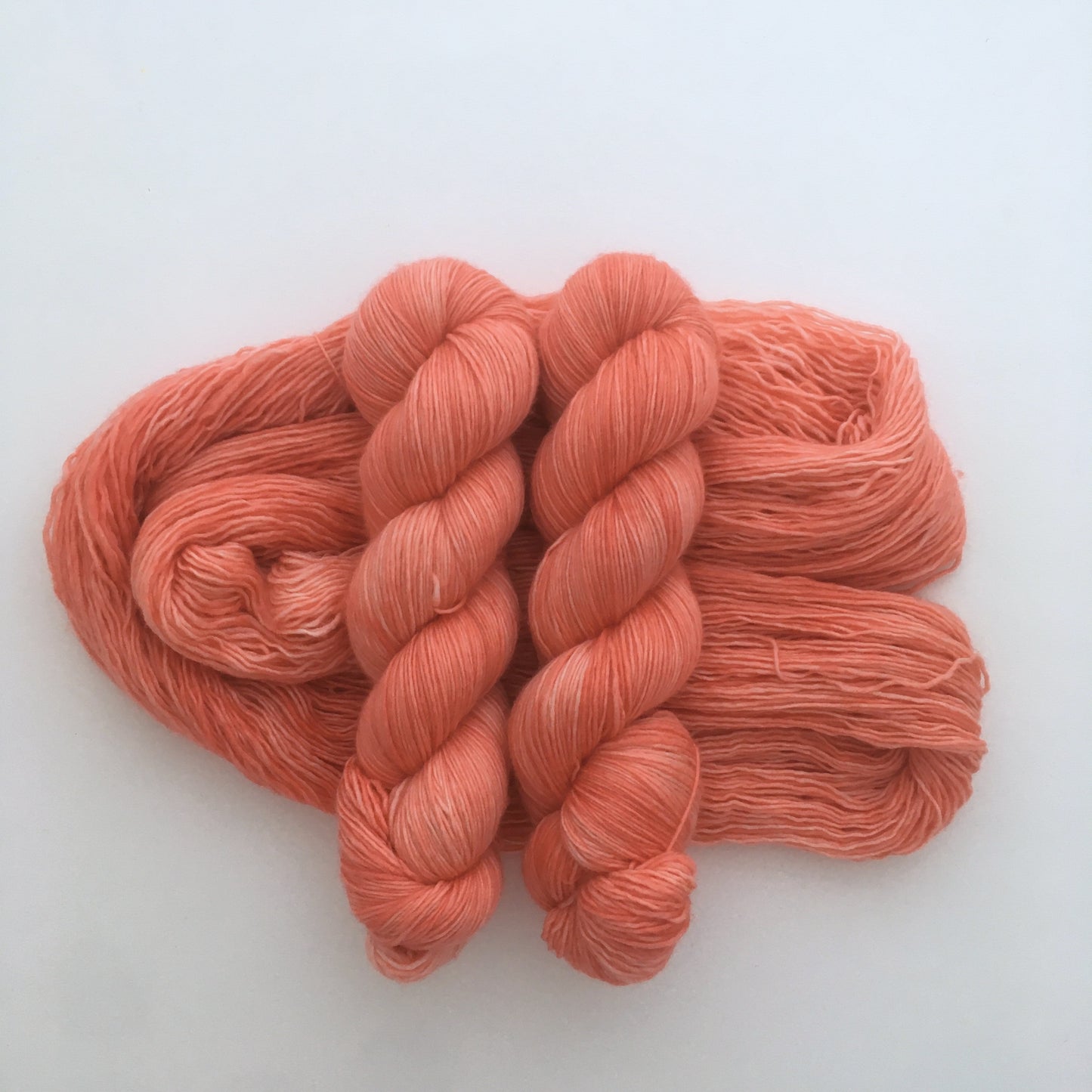 Laine fingering 100% mérinos mèche superwash, coloris "Corail" teint à la main