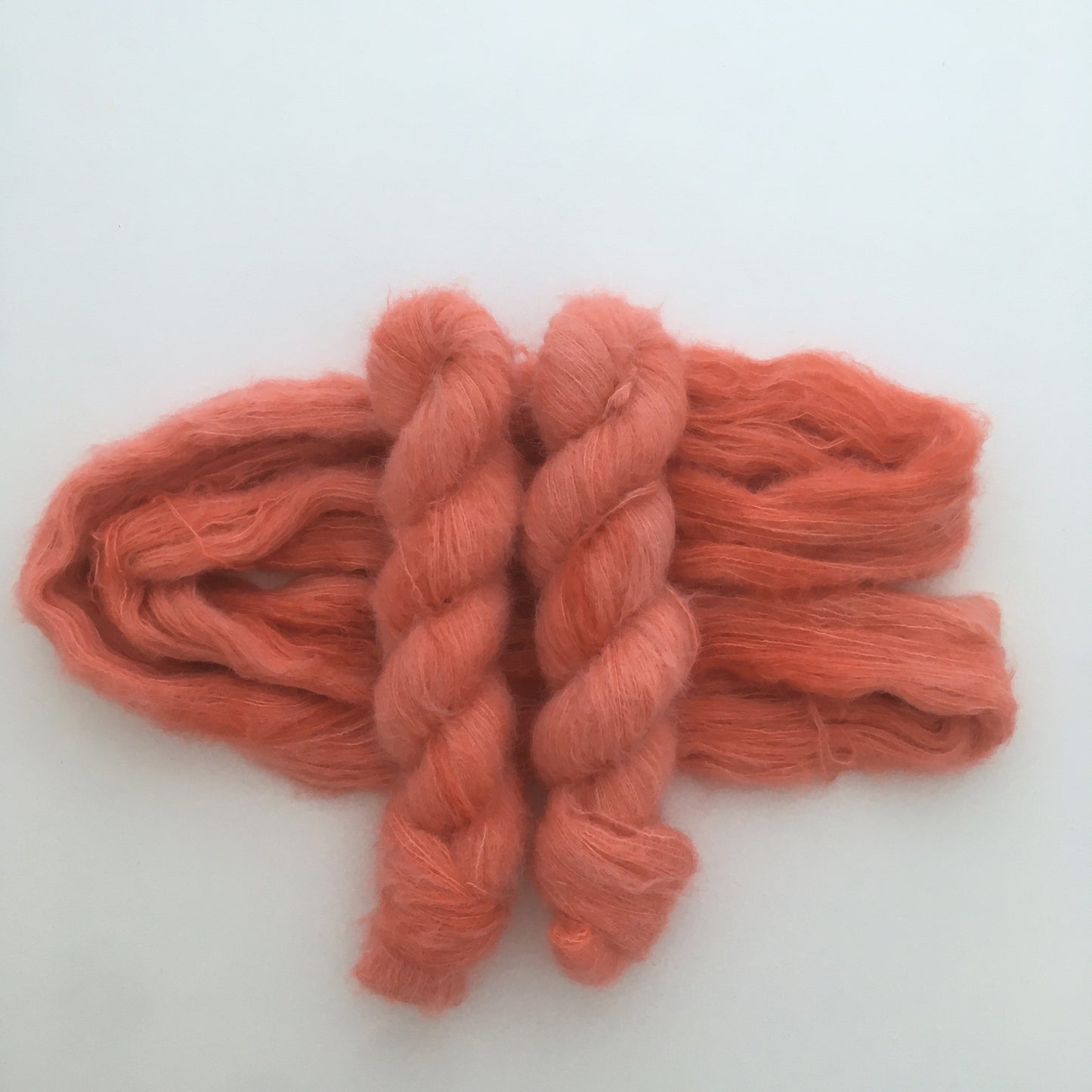 Laine light fingering 75% suri alpaga, 25% soie, coloris "Corail" teint à la main