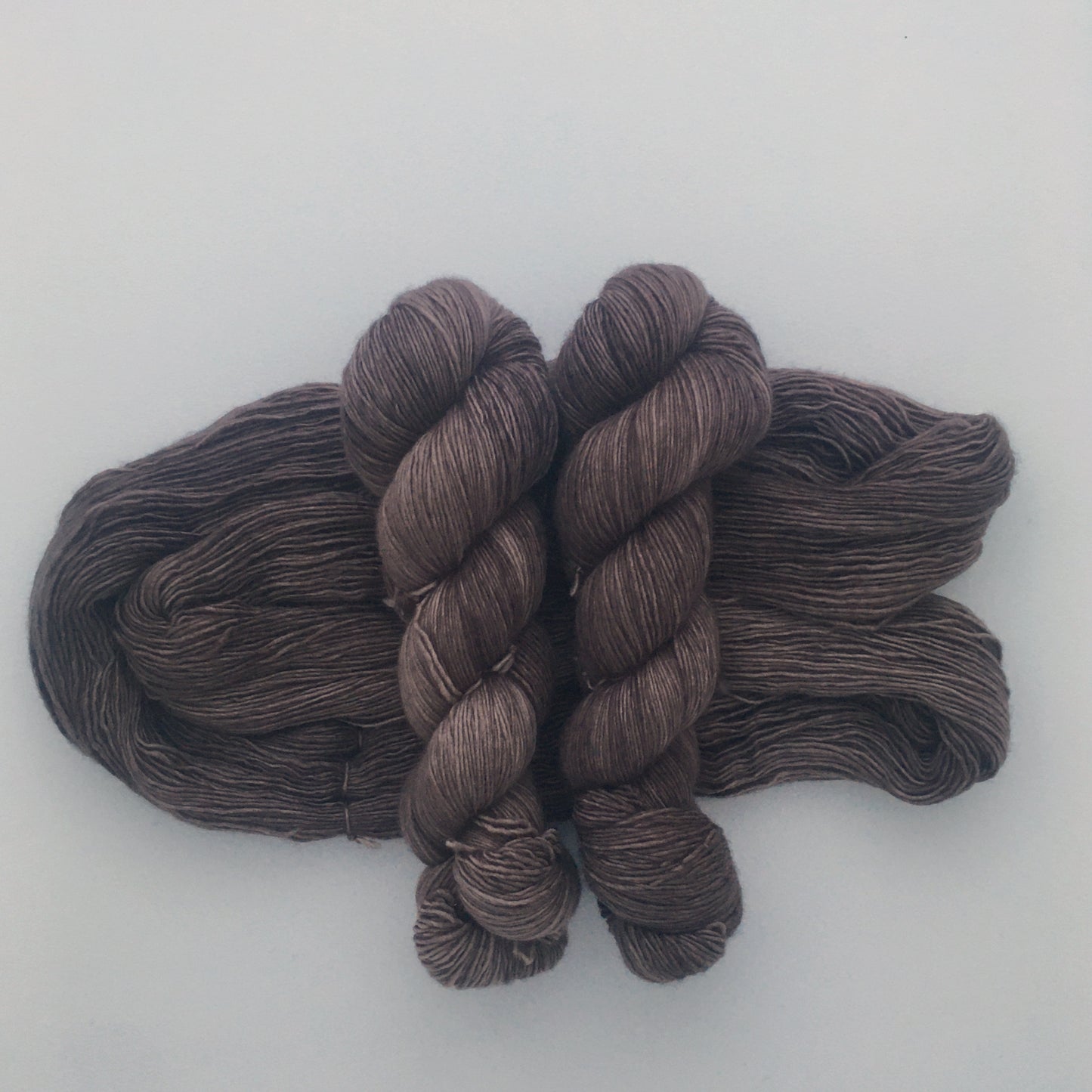Laine fingering teinte à la main 100% mérinos mèche superwash, coloris marron "Ecorce douce" teint à la main