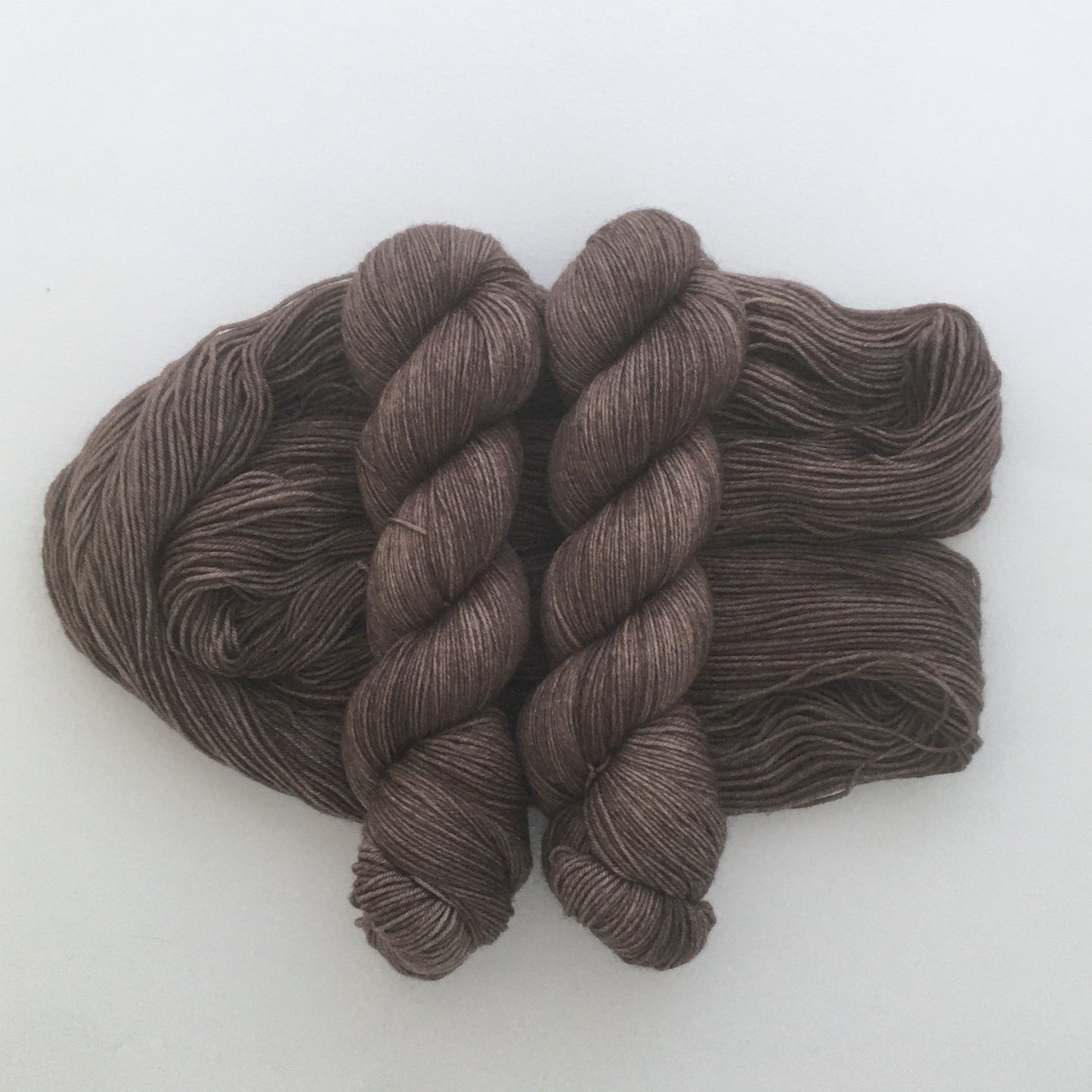 Laine fingering teinte à la main 85% mérinos superwash 15% nylon, coloris "Ecorce douce"