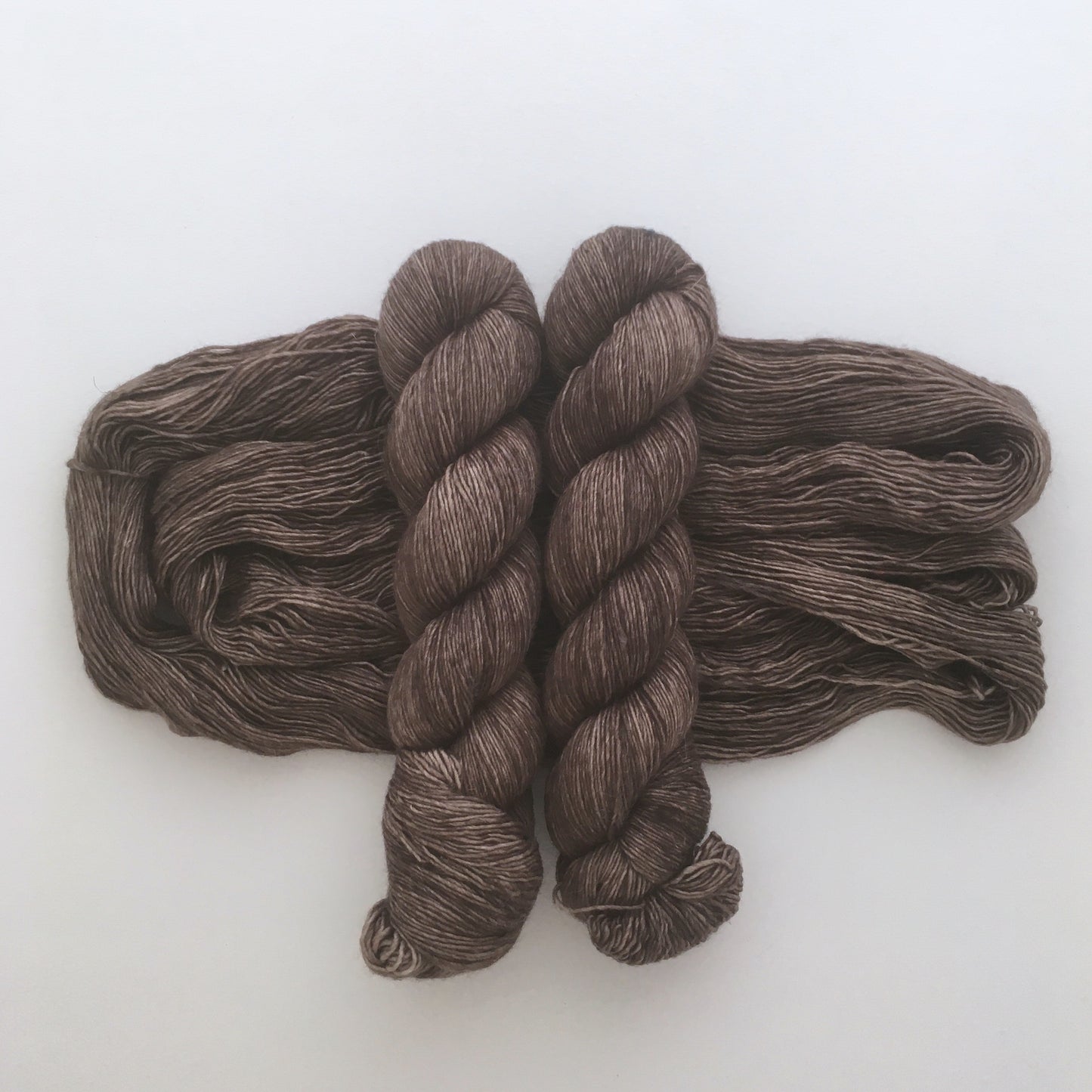 Laine fingering mèche 90% mérinos superwash, 10% lin, coloris marron "Écorce douce" teint à la main