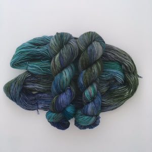 laine teinte à la main bleu foncé et verte