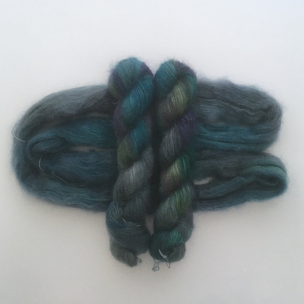 laine teinte à la main bleu, verte et violet