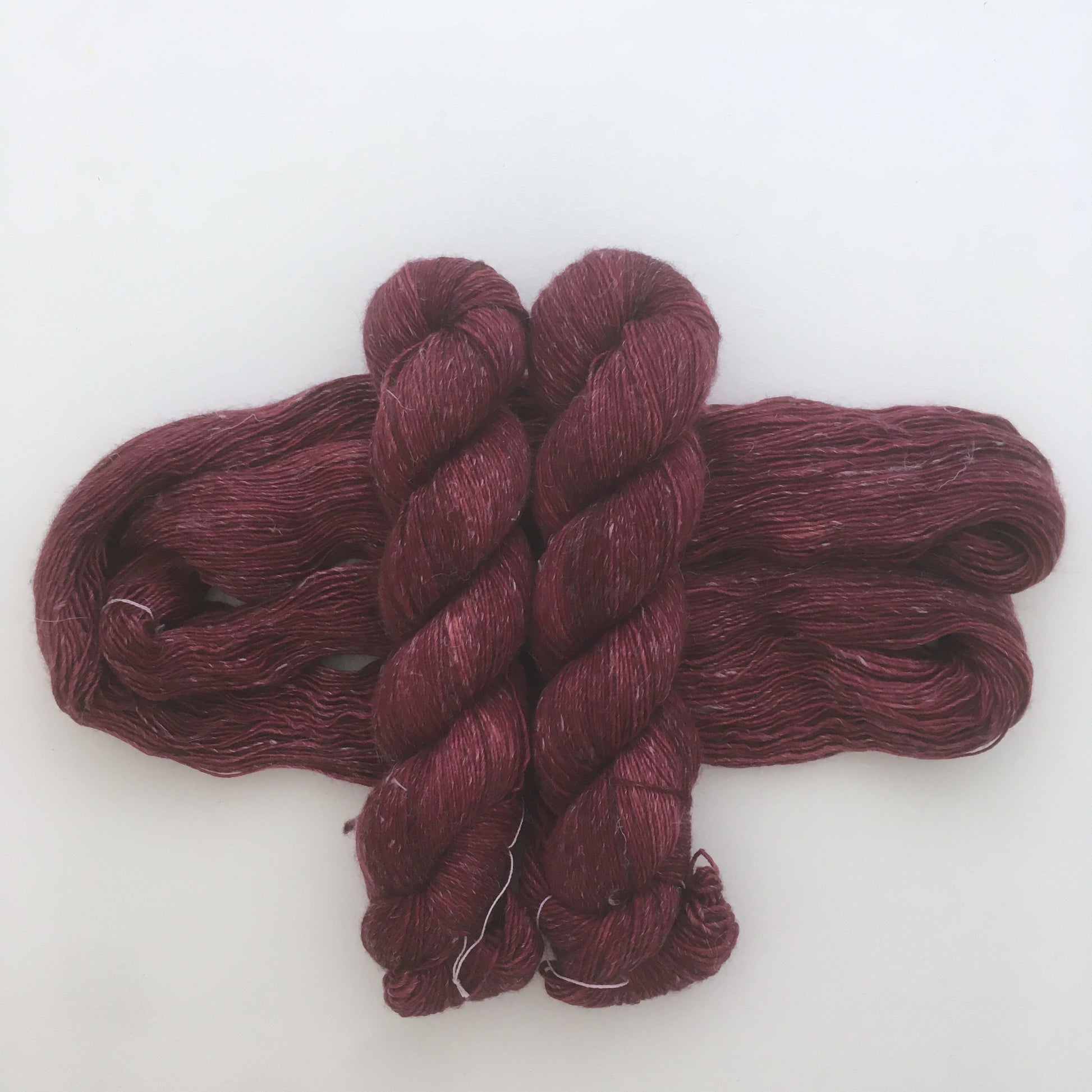 Laine fingering mèche 90% mérinos superwash, 10% lin, coloris rouge "Cabernet" teint à la main