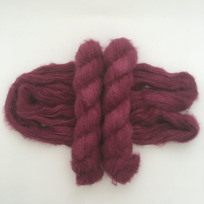 Laine light fingering 75% suri alpaga, 25% soie, coloris rouge 