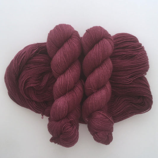 Laine fingering 85% mérinos superwash 15% nylon, coloris "Cabernet"