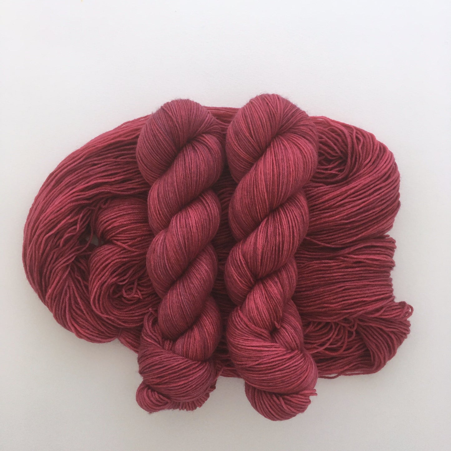 Laine fingering 85% mérinos superwash 15% nylon, coloris "Cherry bomb"