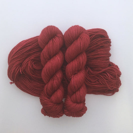 Laine teinte à la main DK 100% mérinos superwash, coloris "Cherry bomb"