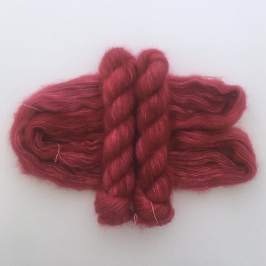 Laine lace (dentelle) 70% kid mohair, 30% soie, coloris "Cherry Bomb"