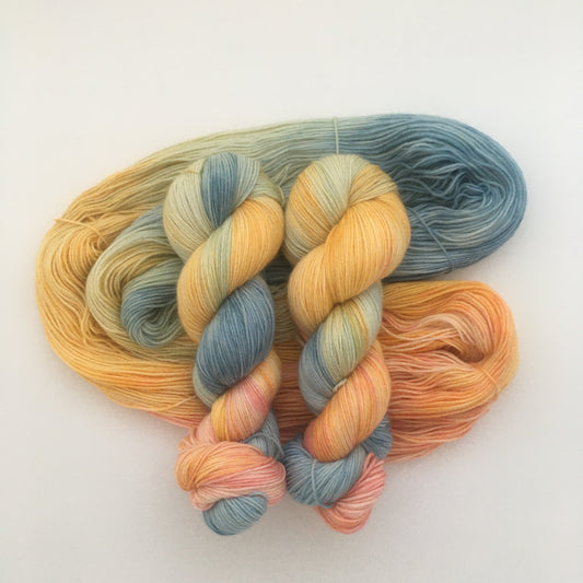 Laine fingering 85% mérinos superwash 15% nylon, coloris "Cocktails" teint à la main