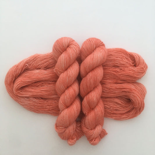 Laine fingering mèche 90% mérinos superwash, 10% lin, coloris "Corail" teint à la main
