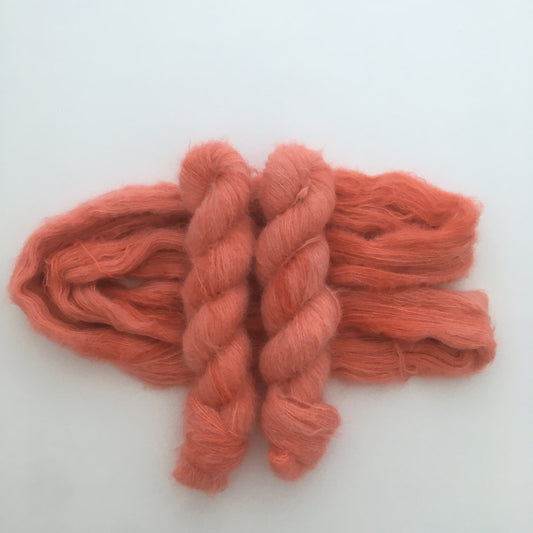 Laine light fingering 75% suri alpaga, 25% soie, coloris "Corail" teint à la main