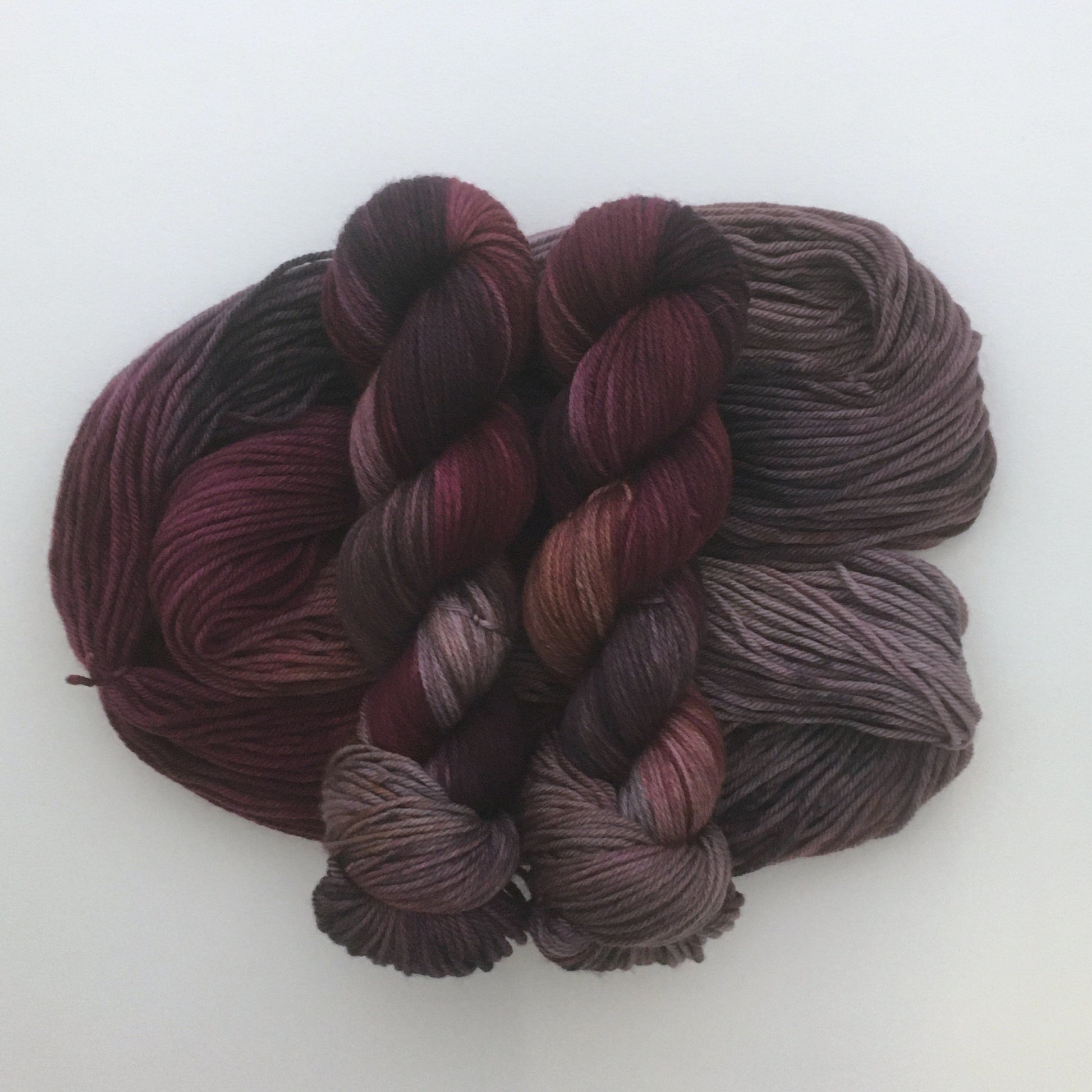 Laine DK 100% mérinos superwash, coloris "Dragonstone" teint à la main