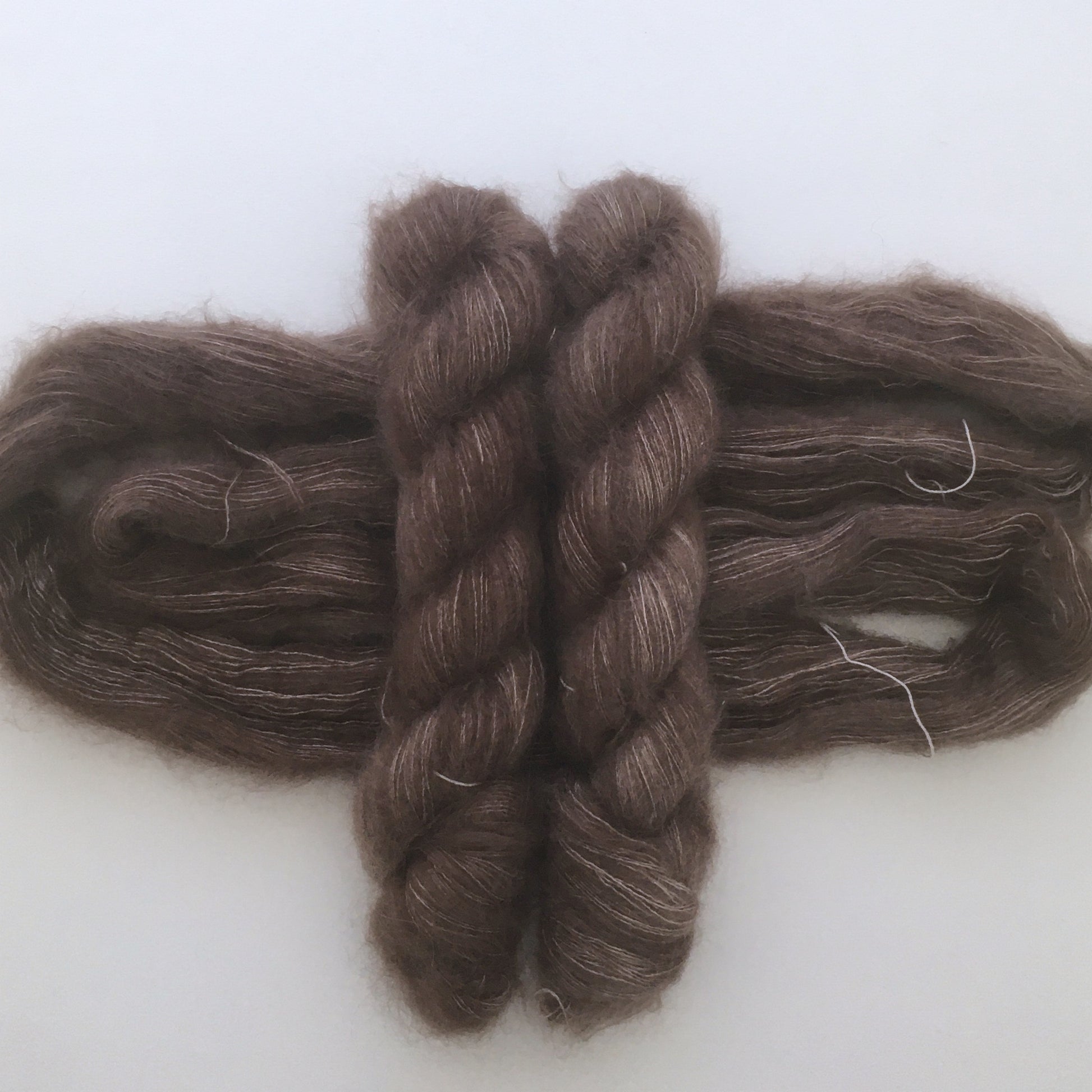 Laine lace (dentelle) 70% kid mohair, 30% soie, coloris "Ecorce douce" teint à la main