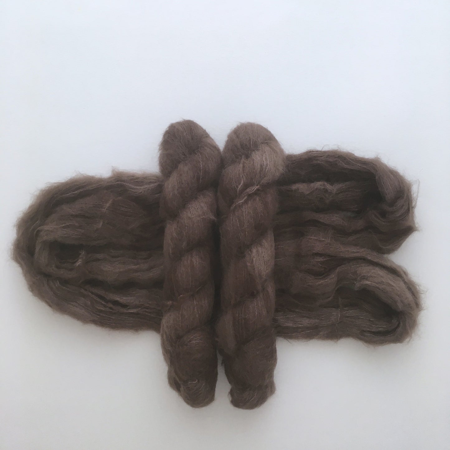 Laine light fingering 75% suri alpaga, 25% soie, coloris marron "Ecorce douce" teint à la main