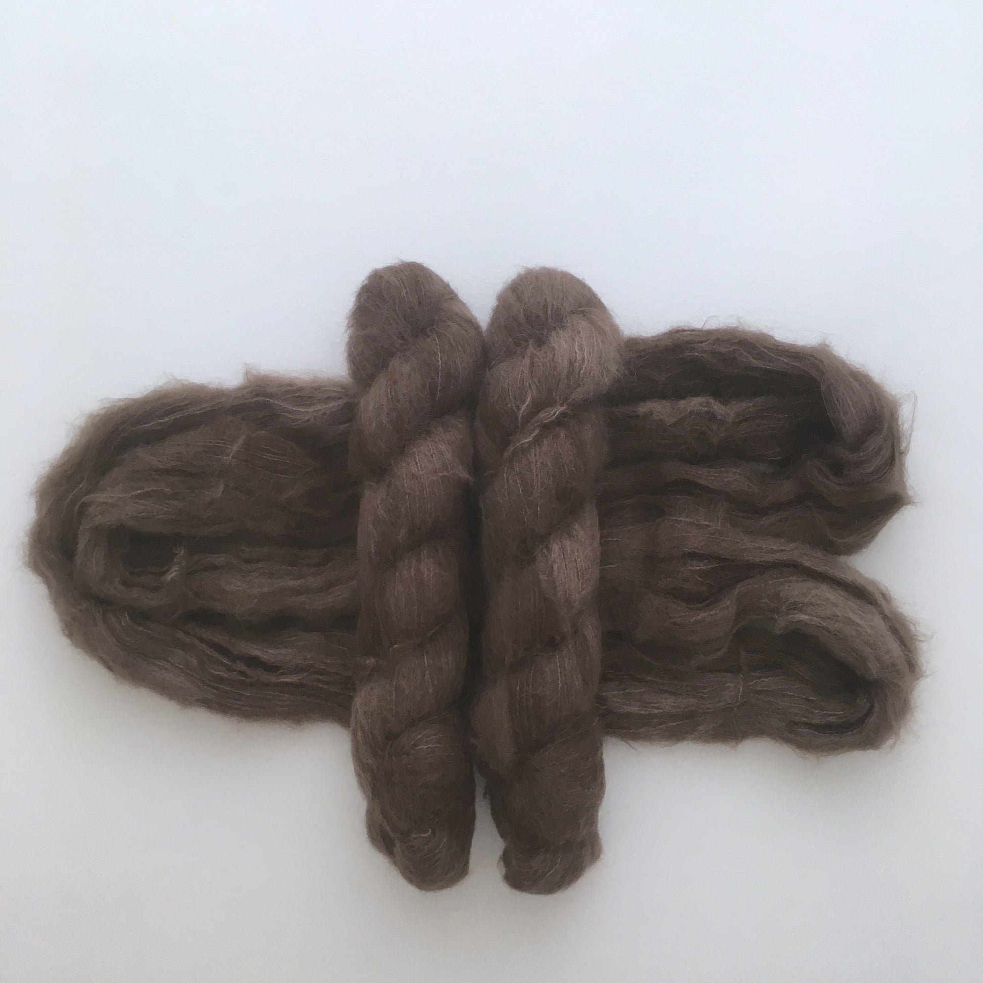 Laine light fingering 75% suri alpaga, 25% soie, coloris marron "Ecorce douce" teint à la main