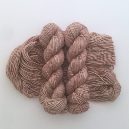 Laine teinte main DK 100% mérinos rose